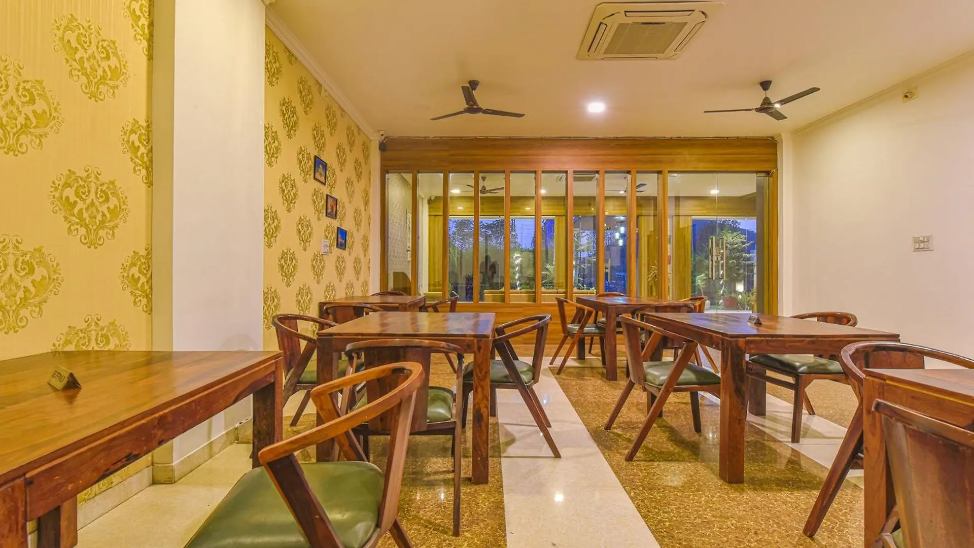Sky Blu Hotel And Rooftop Restaurant Udaipur
