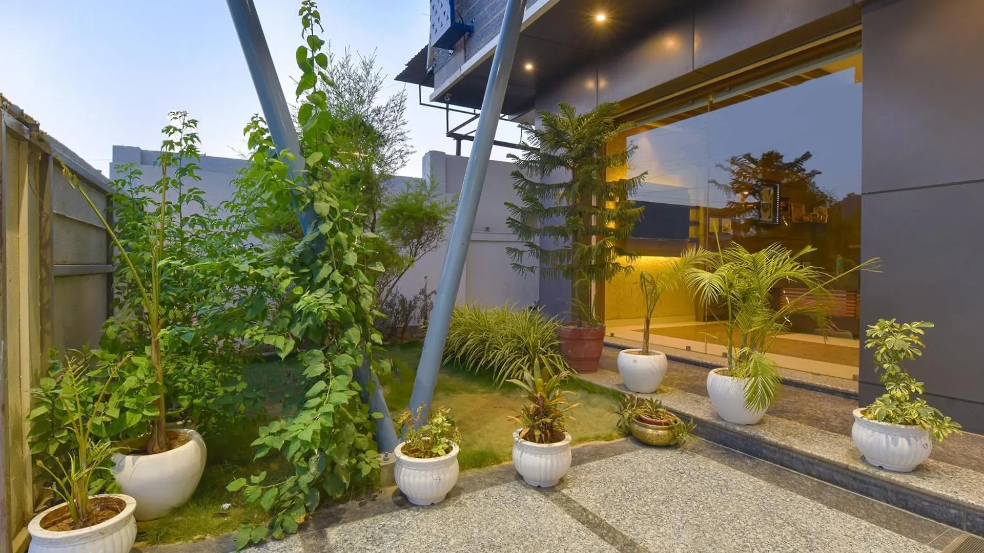 Sky Blu Hotel And Rooftop Restaurant Udaipur India