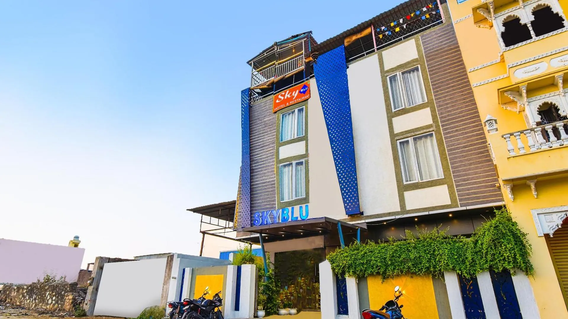 Sky Blu Hotel And Rooftop Restaurant Udaipur
