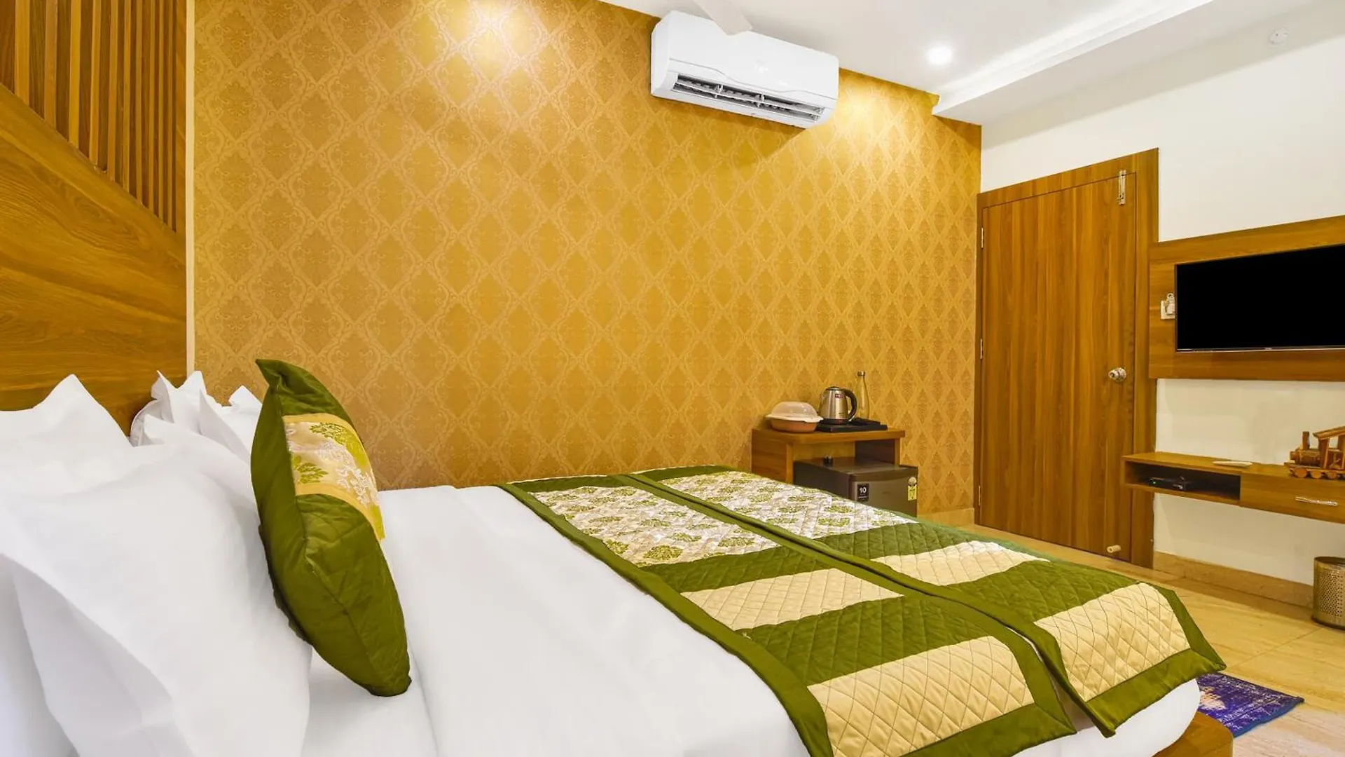 Sky Blu Hotel And Rooftop Restaurant Udaipur