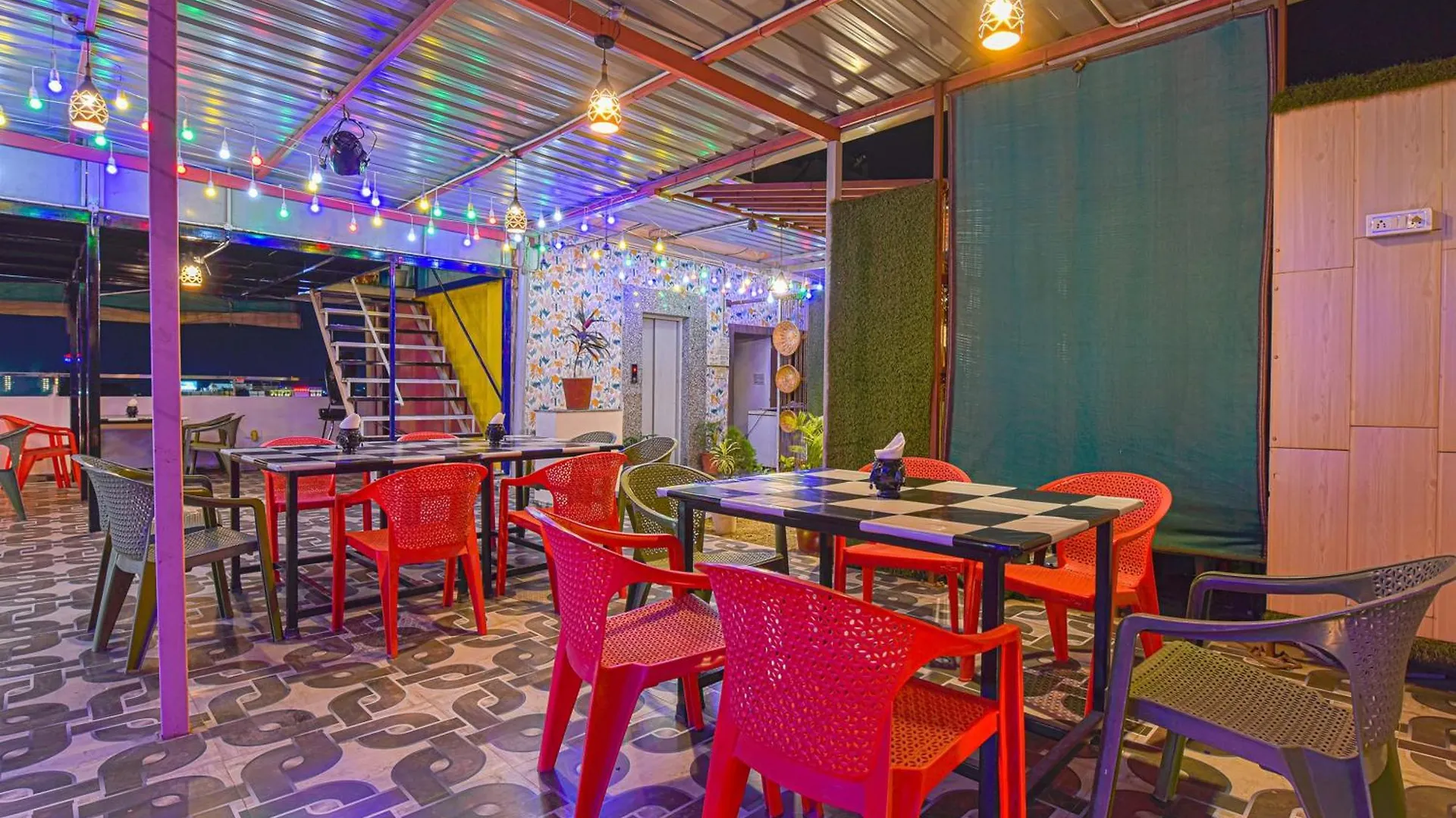 Sky Blu Hotel And Rooftop Restaurant Udaipur