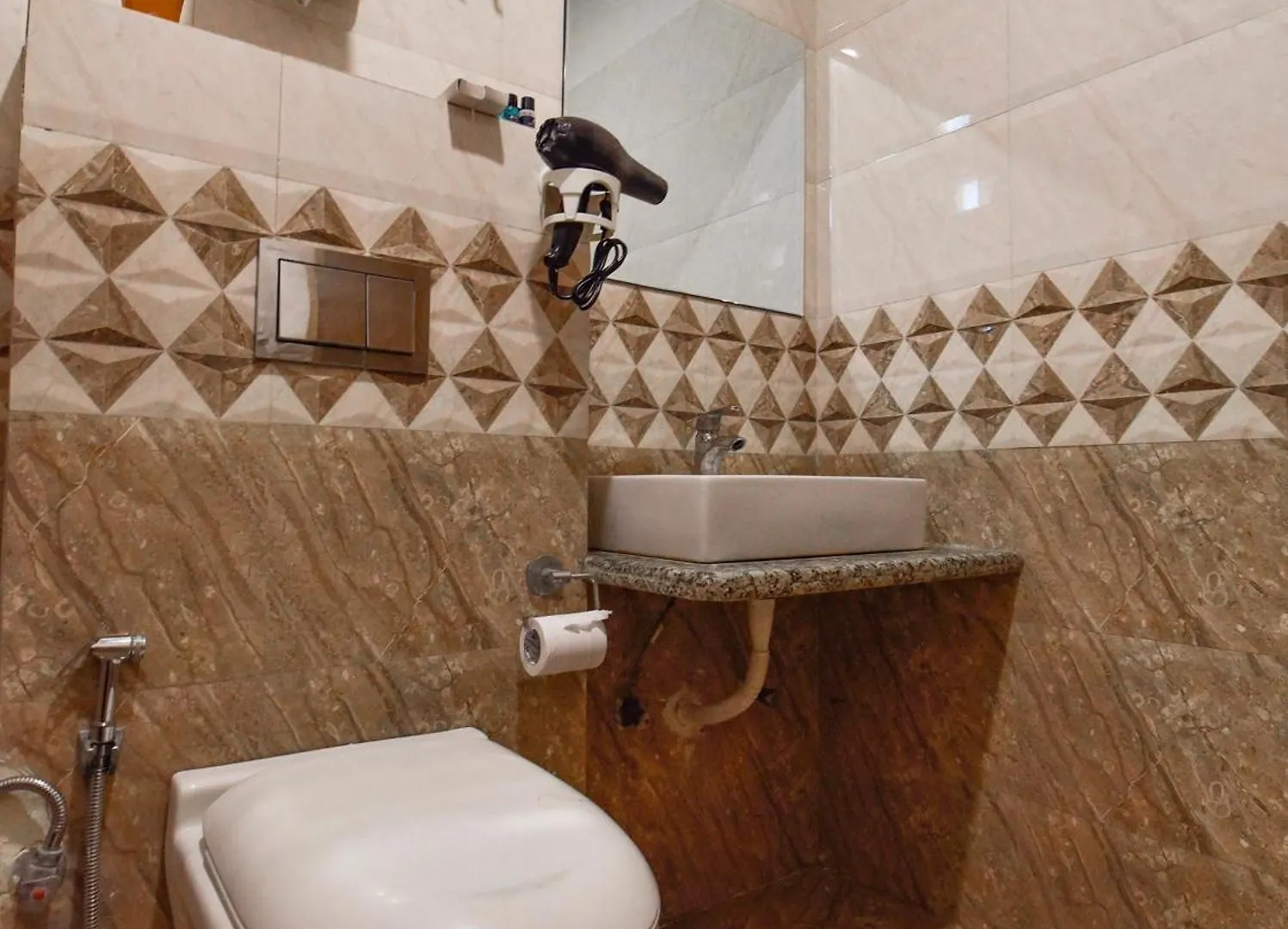 Sky Blu Hotel And Rooftop Restaurant أُودايبور