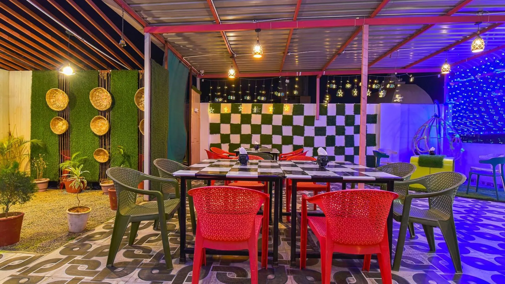 Sky Blu Hotel And Rooftop Restaurant أُودايبور 3*,  الهند